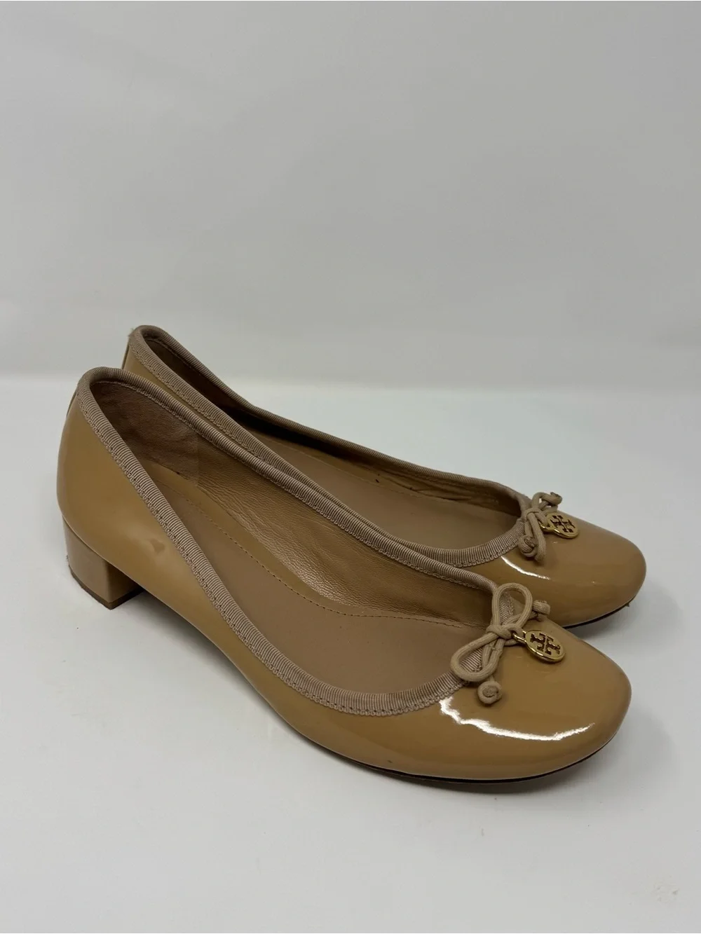 Tory Burch Beige Patent Leather Heels with Logo Charm
